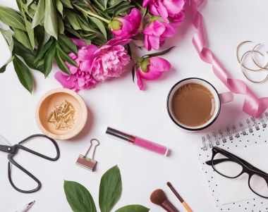 Pembe peonies ve sevimli womans aksesuarları