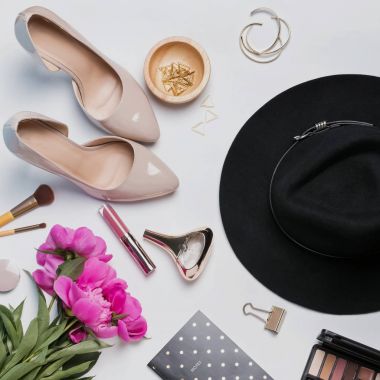 Beyaz adam üzerinde pembe peonies ve şık kadınsı aksesuarlar