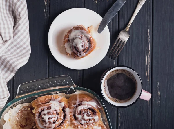 Kaneel broodjes met glazuur en koffie — Stockfoto