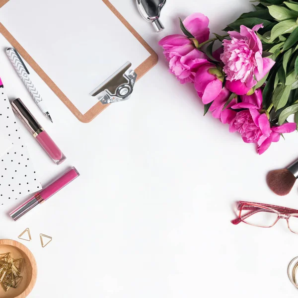 Peônias cor-de-rosa e acessórios femininos elegantes — Fotografia de Stock