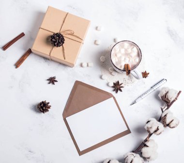 Kakao, giftbox ve boş kağıt, üstten görünüm. 