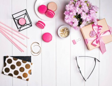 Beyaz ahşap masa üzerinde şirin küçük kadınsı aksesuarlar