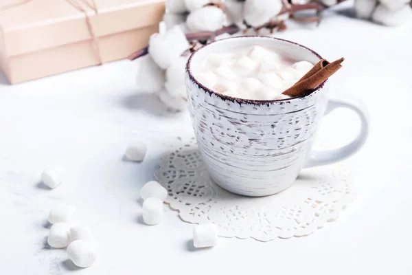 Chocolat chaud avec guimauves et cannelle — Photo