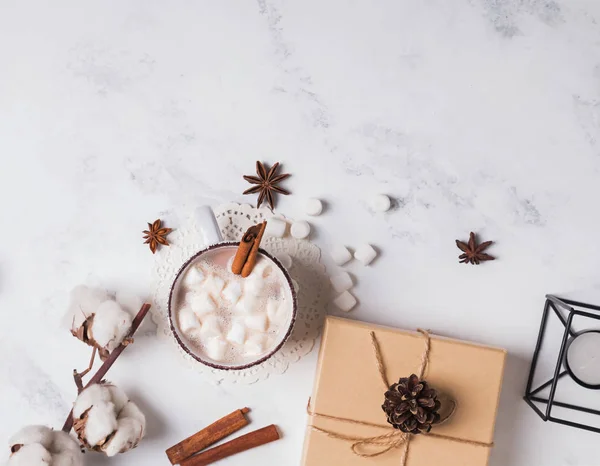 Cacau quente com marshmallows, caixa de presente, algodão e outros pequenos obj — Fotografia de Stock