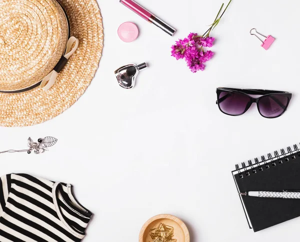 Cappello di paglia femminile, occhiali da sole e altri accessori estivi — Foto Stock