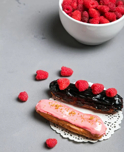 Deliziosi eclairs con smalto — Foto Stock