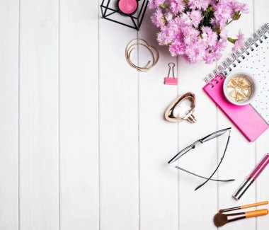 Güzel küçük nesneleri ve pembe çiçekler