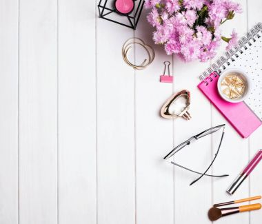 Güzel küçük nesneleri ve pembe çiçekler 