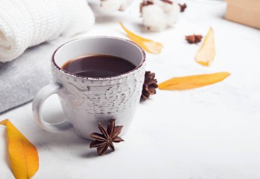 Kahve, kazak ve sarı yapraklar