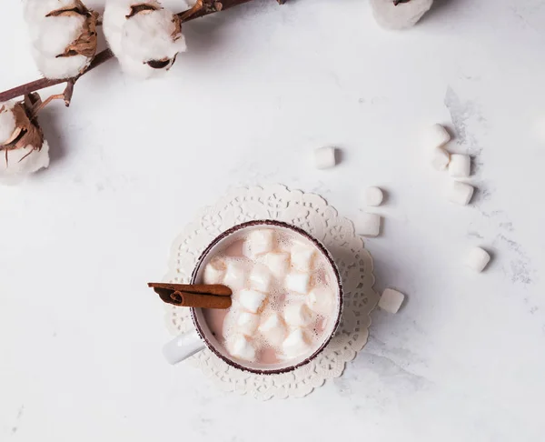 Horká čokoláda s marshmallows na mramorové pozadí — Stock fotografie