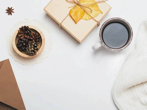 Café, pull, cônes de pin et boîte cadeau décoré de jaune le — Photo