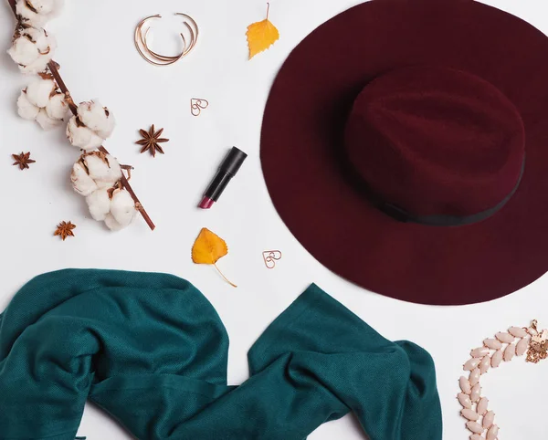 Sombrero, skarf y pequeños artículos relacionados con el otoño — Foto de Stock