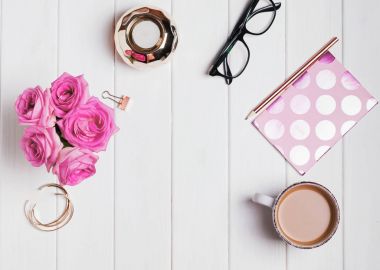 Kadın aksesuarları, gül ve kahve