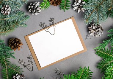 Boş Noel kartı şablonu klip şeklinde geyik ile dekore edilmiştir. 