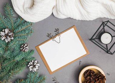 Noel kartı mock-up gri arka plan üzerinde 