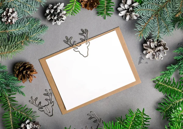 Boş Noel kartı şablonu klip şeklinde geyik ile dekore edilmiştir. 