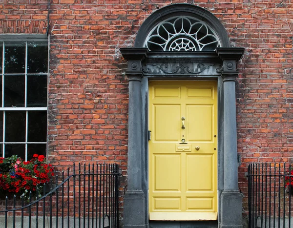 Eingangstür von gelber Farbe in irischer Stadt. — Stockfoto