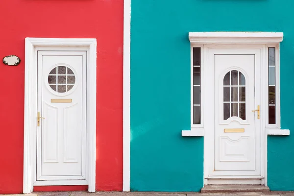 Fachadas de colores brillantes con dos puertas de entrada blancas —  Fotos de Stock