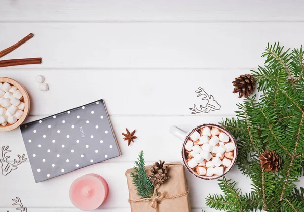 Kerst accssories op de witte tafel — Stockfoto