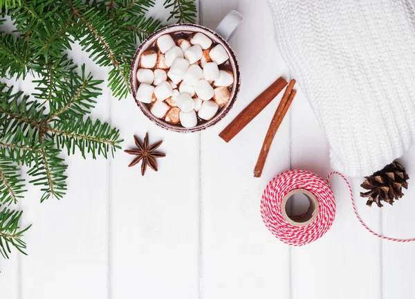 Beyaz masa sıcak kakao ve köknar dallarda. 