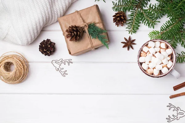 Kış sezonu aksesuarları: sıcak kakao, çam dalları ve örme s