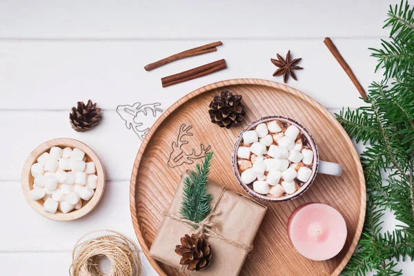 Kakao s marshmallows, větve jedle a jiné vánoční týkají — Stock fotografie