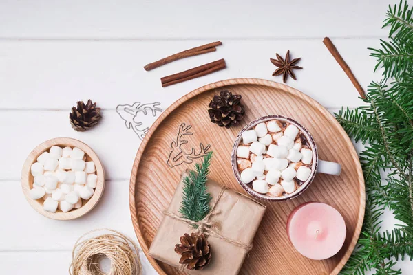 Çam dalları ve diğer Noel kakao marshmallows ile ilgili