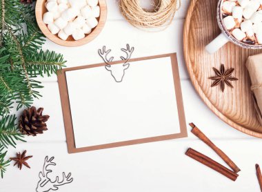 Noel kartı, beyaz masanın üstünde.
