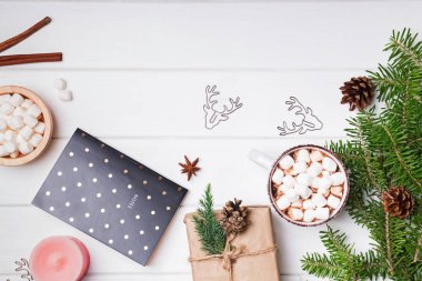 Noel dekoru, köknar dalları ve kremalı sıcak kakao.