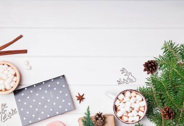 Noel dekor ve beyaz zemin üzerine sıcak kakao