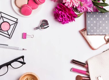 Pembe çiçekler, macarons, beyaz üzerine kadınsı aksesuarları