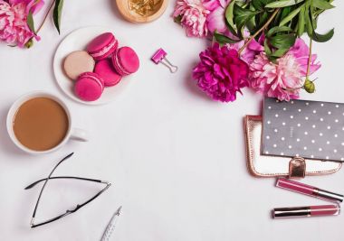 Pembe peonies, kahve süt ve sevimli kadınsı aksesuarları 