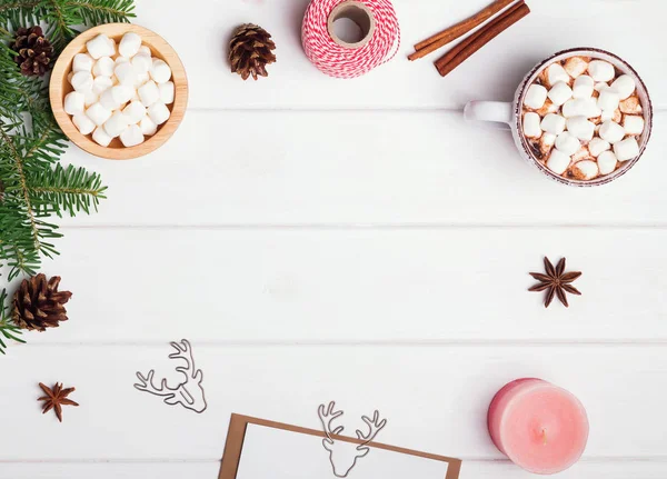Chocolat chaud et autres accessoires de Noël sur la table blanche — Photo