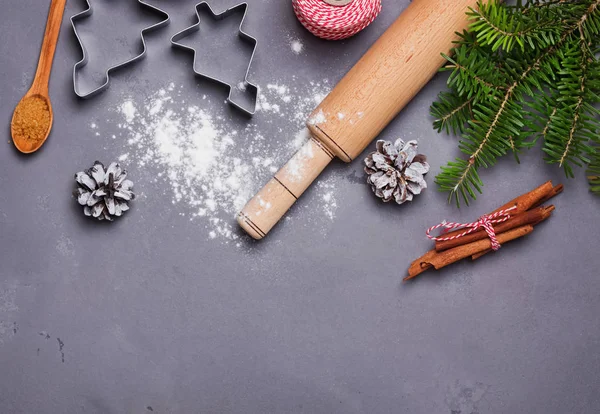 Fazer biscoitos de Natal: pino de remo, farinha, especiarias e farelo de abeto — Fotografia de Stock