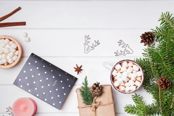 Noel dekoru, köknar dalları ve kremalı sıcak kakao.
