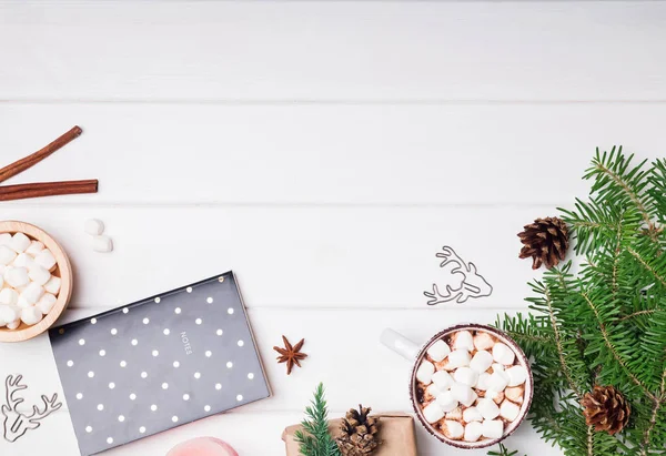 Noel dekor ve beyaz zemin üzerine sıcak kakao