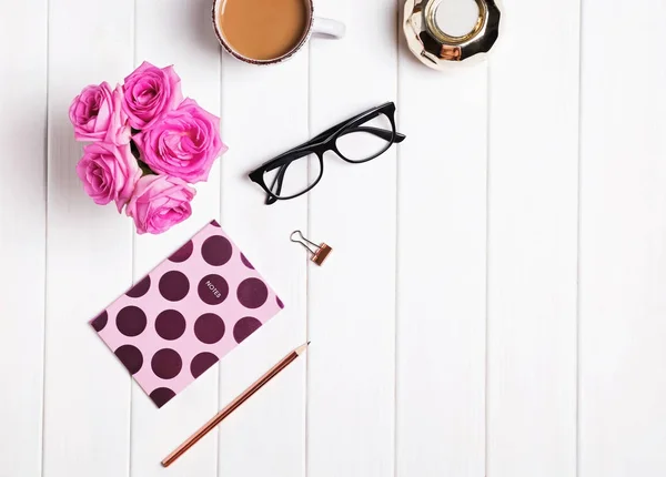Stylowe biurko. Kawa, kwiaty, okulary i inne akcesoria — Zdjęcie stockowe