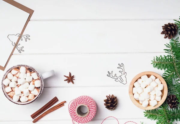 Gorące kakao z pianki i inne akcesoria świąteczne na t — Zdjęcie stockowe
