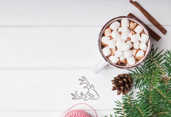 Horké kakao s marshmallows v poháru na bílém pozadí — Stock fotografie