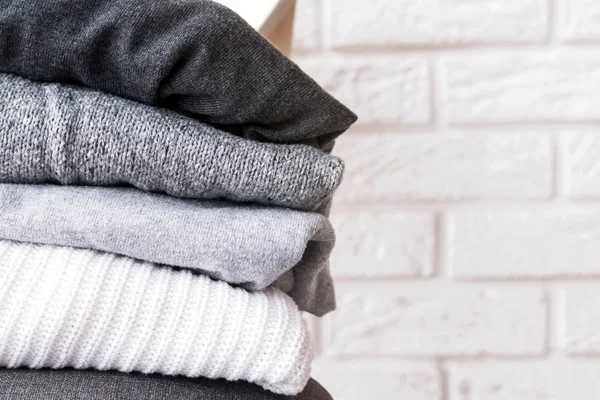 Pile de pulls chauds de tons gris — Photo