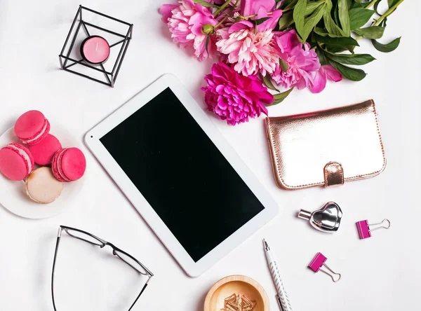 Elegantes accesorios femeninos, peonías y tabletas con scre en blanco — Foto de Stock