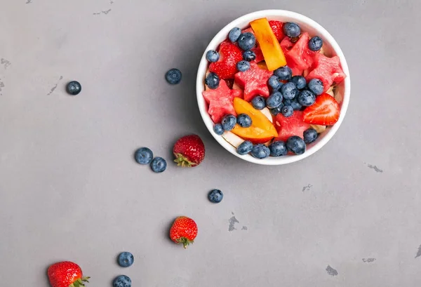 Läcker fruktsallad i en skål — Stockfoto