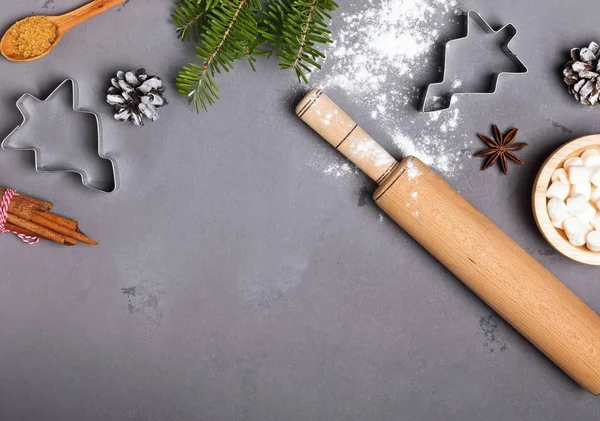 Ingredience pro Vánoční vaření a jedlové větve na šedém pozadí — Stock fotografie