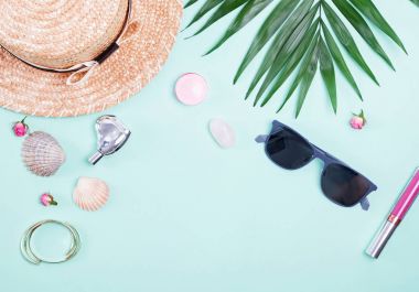 Kadınsı tatil aksesuarları ve yeşil palmiye yaprakları
