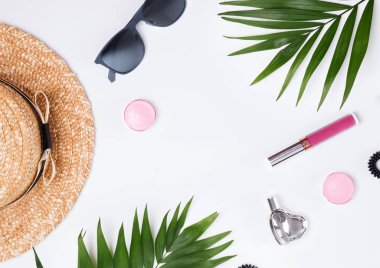 Kadınsı aksesuarlar, tatil ve yeşil palmiye yaprakları üzerinde w
