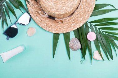 Kadınsı aksesuarlar, tatil ve yeşil palmiye yaprakları