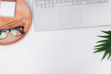 Minimalist tarzı işyeri dizüstü bilgisayar, tropic yaprak dekor ile ve 