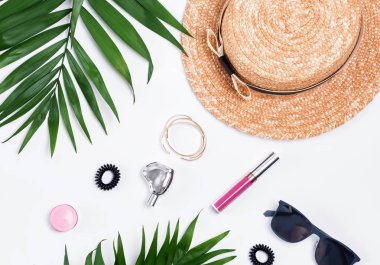 Beyaz zemin üzerine yaz kadınsı aksesuarları