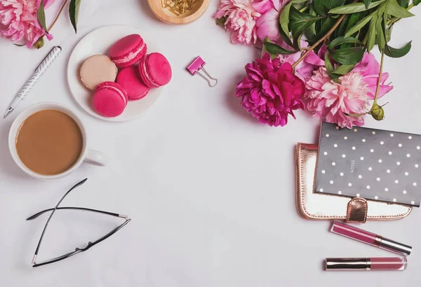 Vrouwelijke accessoires, koffie met melk en roze pioenrozen op de w — Stockfoto