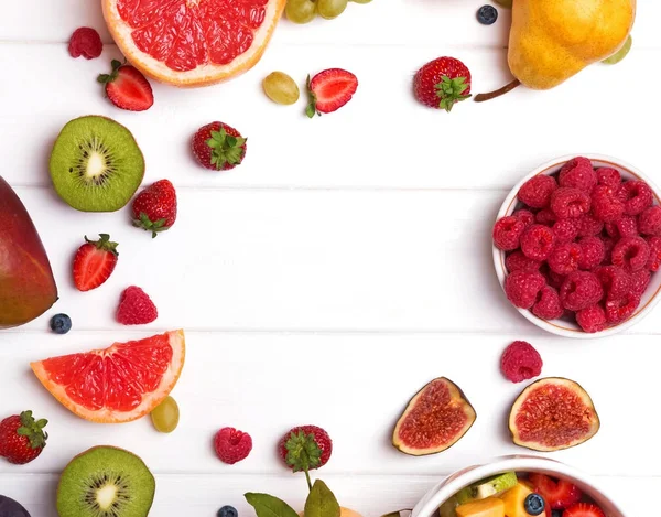 Frutta e bacche sullo sfondo di legno bianco — Foto Stock